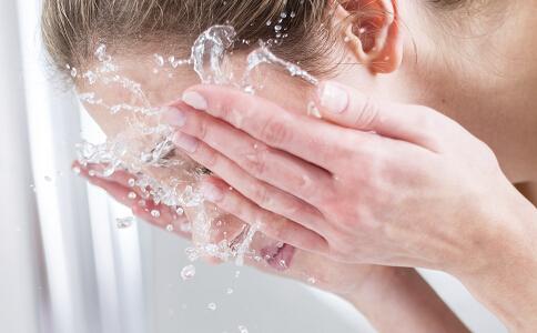 Les avantages du lavage du visage avec des savons
