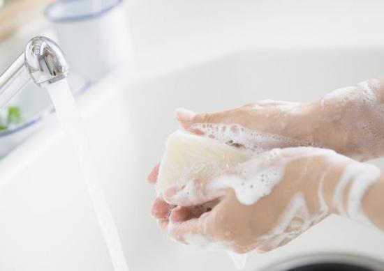 Pourquoi devriez-vous vous laver les mains avec du savon?