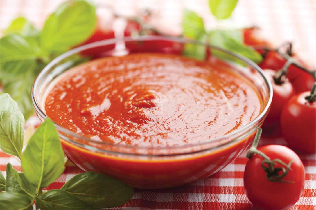 Comment enlever les taches de sauce tomate sur les vêtements?
