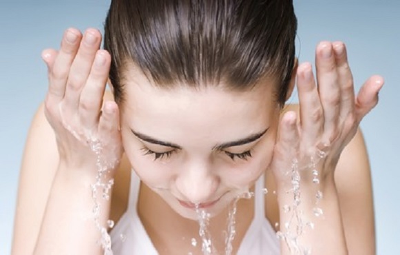 Comment bien se laver le visage avec du savon?