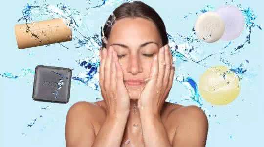 Précautions pour se laver le visage avec du savon