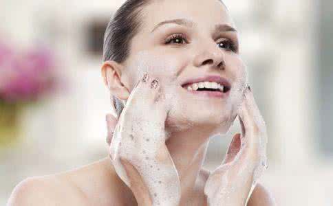 Vous feriez mieux d'utiliser un savon nettoyant pour laver votre visage