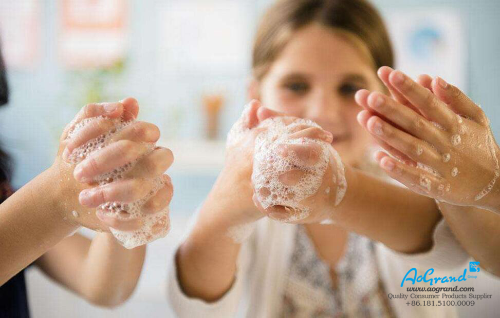 Lavez-vous les mains avec du savon et loin du virus