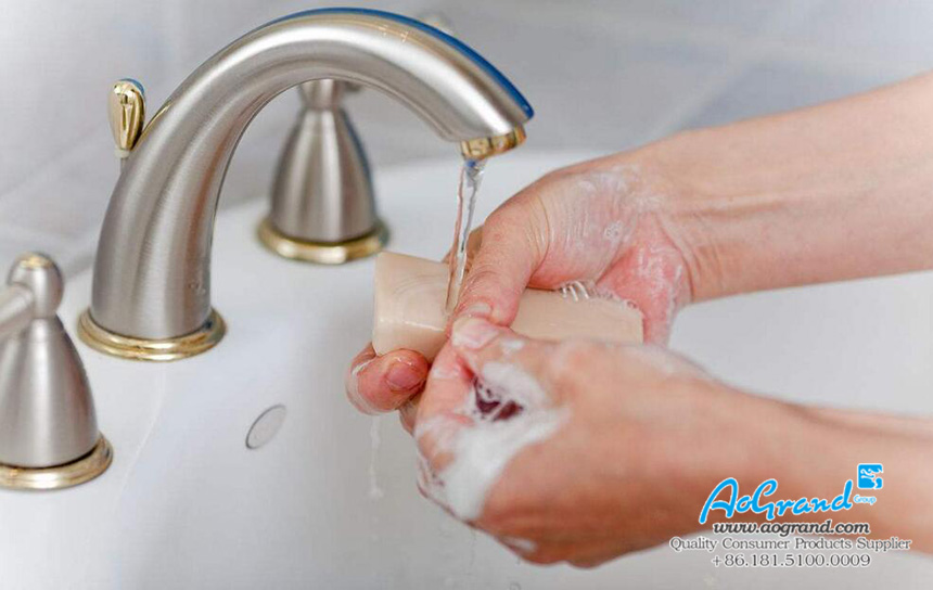 Se laver les mains avec du savon est une bonne habitude